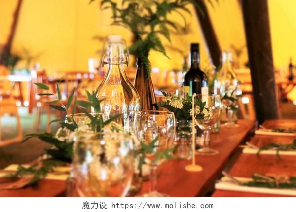 新年晚宴年会桌上的酒杯背景图片